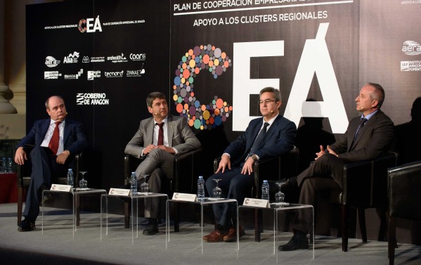 Ángel Fernández, director de ITAINNOVA moderando la mesa redonda dedicada a la Innovación e investigación empresarial 